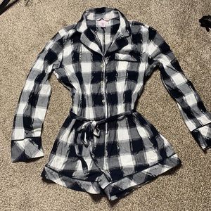 Women’s Victoria’s Secret romper pajamas 🖤🤍